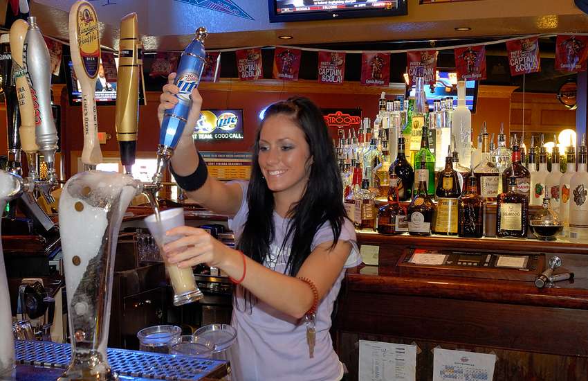 Two-Stooges-Bar